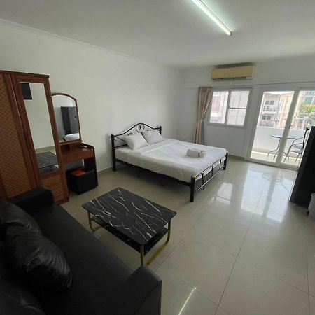 Malee Guesthouse And Restaurant Pattaya Bagian luar foto