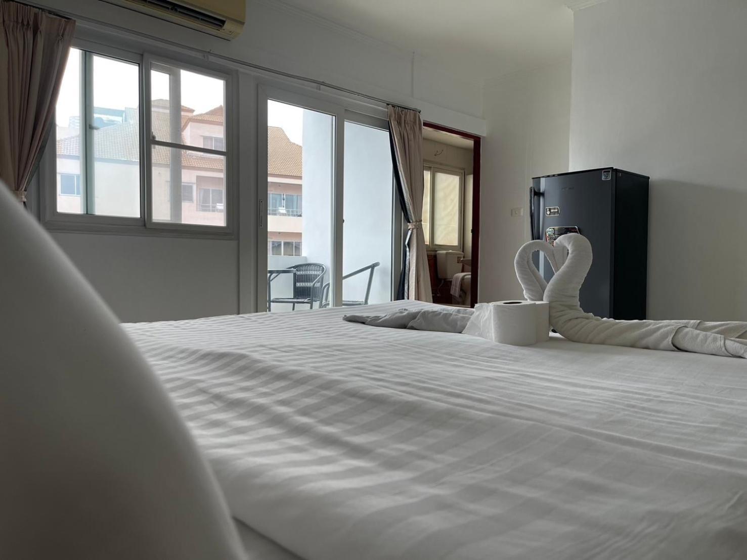 Malee Guesthouse And Restaurant Pattaya Bagian luar foto