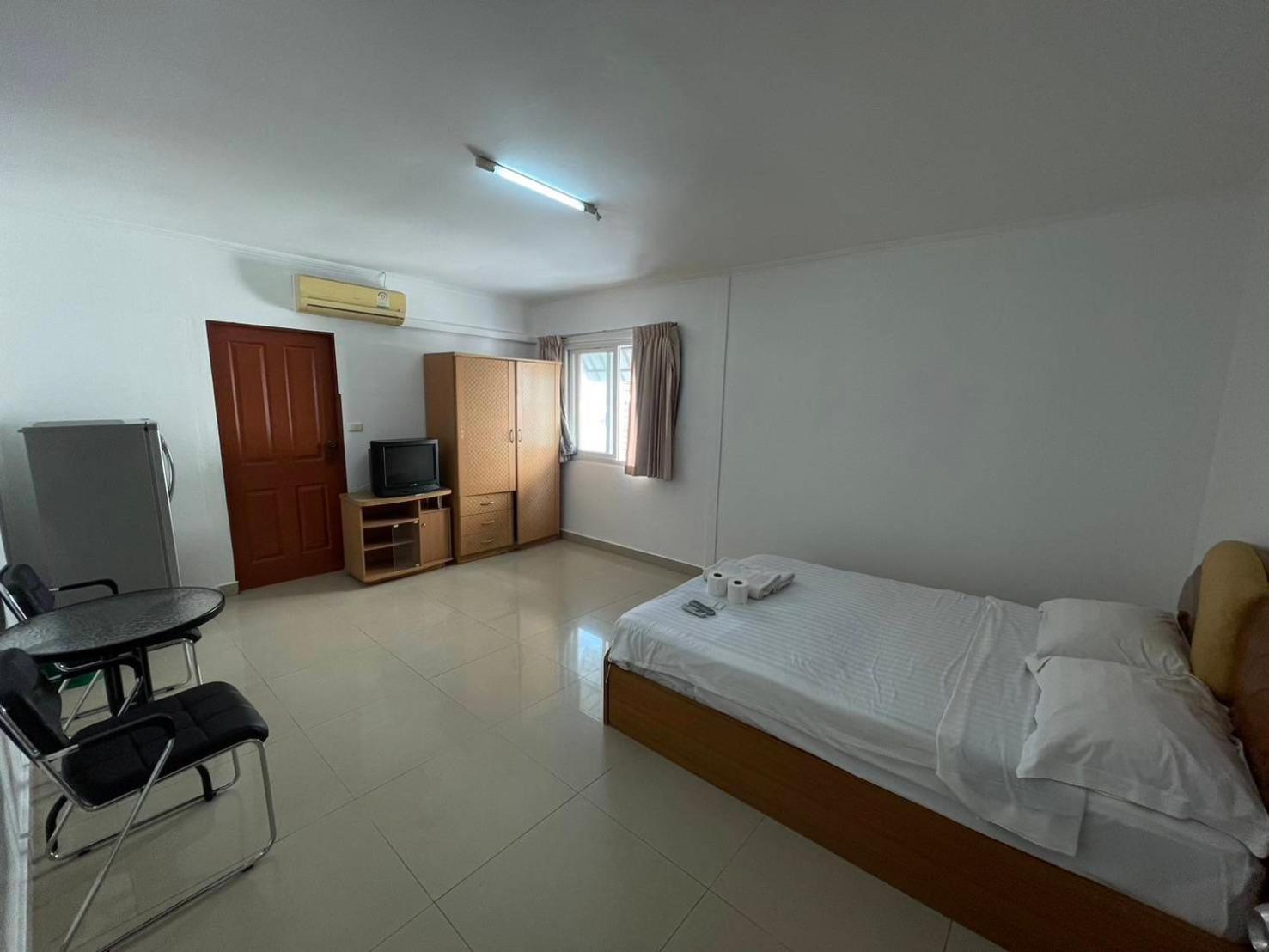 Malee Guesthouse And Restaurant Pattaya Bagian luar foto
