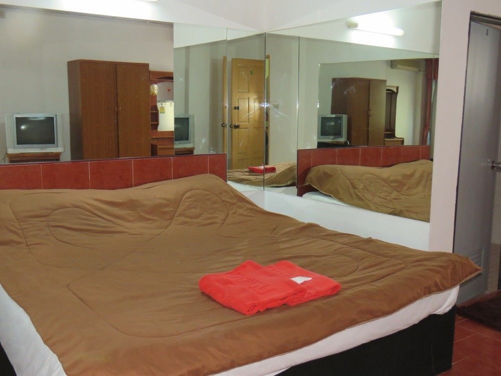 Malee Guesthouse And Restaurant Pattaya Bagian luar foto